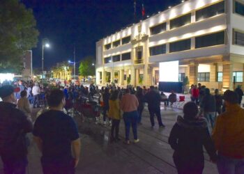 Viven gran emoción con tercer juego de los Naranjeros en la Plaza Zaragoza