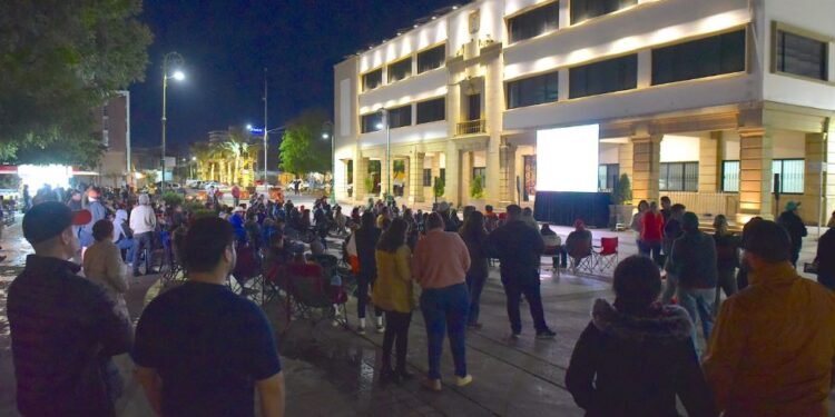 Viven gran emoción con tercer juego de los Naranjeros en la Plaza Zaragoza