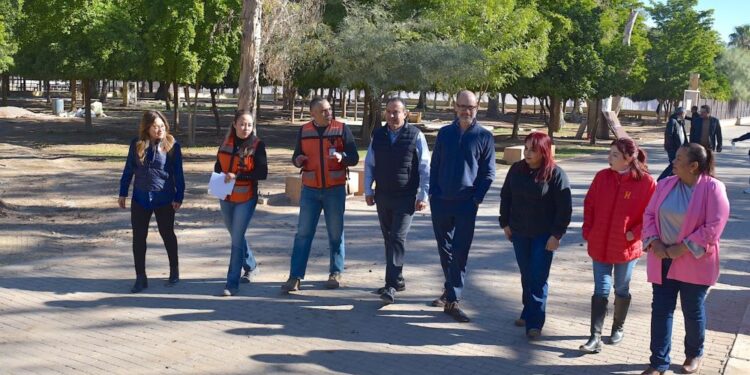 Muestra Toño Astiazarán obras en Parque Madero a alcalde de San Pedro Garza García, Nuevo León