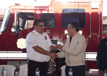 Entrega presidente municipal unidad extintora al departamento de bomberos