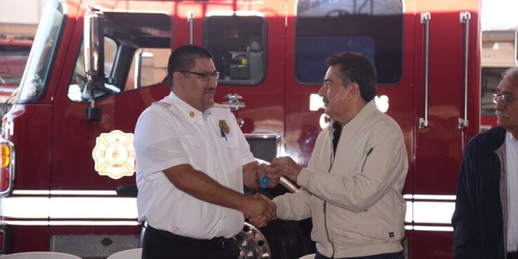 Entrega presidente municipal unidad extintora al departamento de bomberos