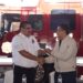 Entrega presidente municipal unidad extintora al departamento de bomberos