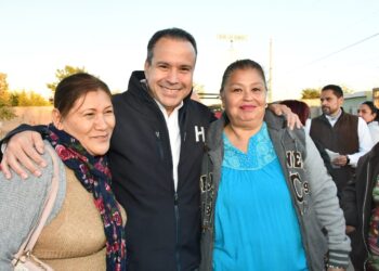 Entrega Toño Astiazarán pavimentación en un tramo más del bulevar Las Quintas