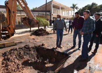 Supervisa  Presidente atención a drenajes y fugas de agua en colonia Sochiloa