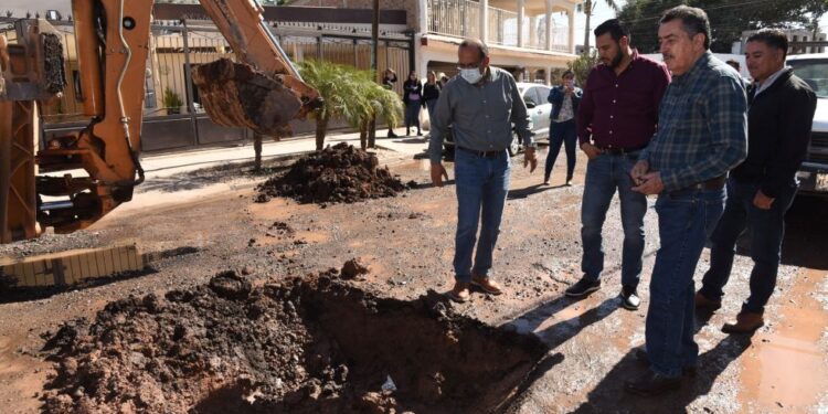 Supervisa Presidente atención a drenajes y fugas de agua en colonia Sochiloa