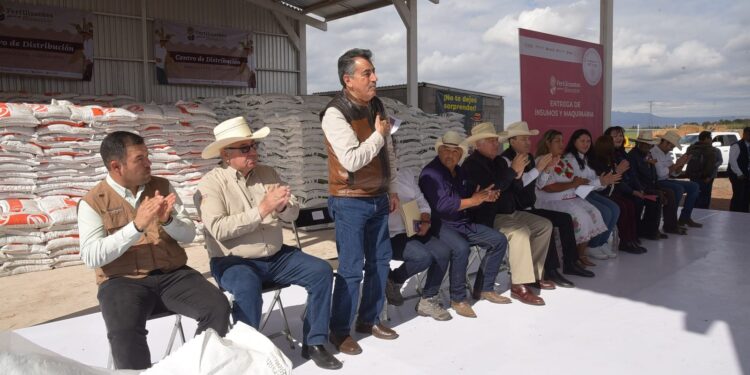 Atestigua alcalde de Cajeme entrega de insumos y maquinarias a agricultores