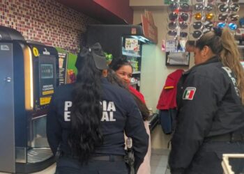 Entrega Policía Estatal a menor extraviada a sus padres en Hermosillo.