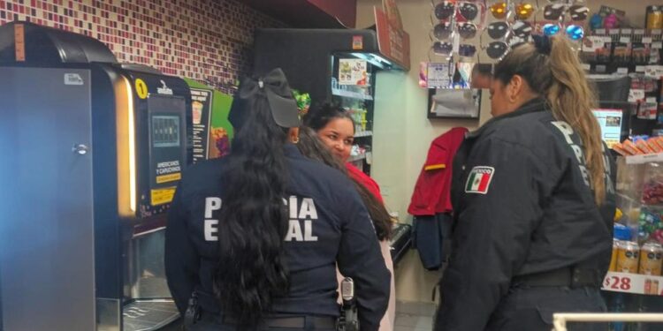 Entrega Policía Estatal a menor extraviada a sus padres en Hermosillo.