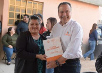 Entrega Toño Astiazarán certeza en su patrimonio a 9 familias más