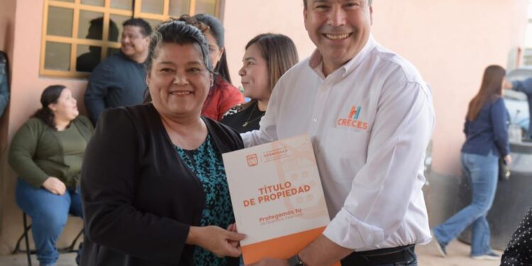 Entrega Toño Astiazarán certeza en su patrimonio a 9 familias más