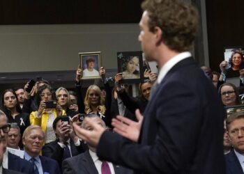 Zuckerberg pide perdón a padres de víctimas de abuso infantil en redes sociales