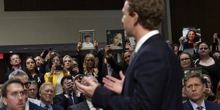 Zuckerberg pide perdón a padres de víctimas de abuso infantil en redes sociales