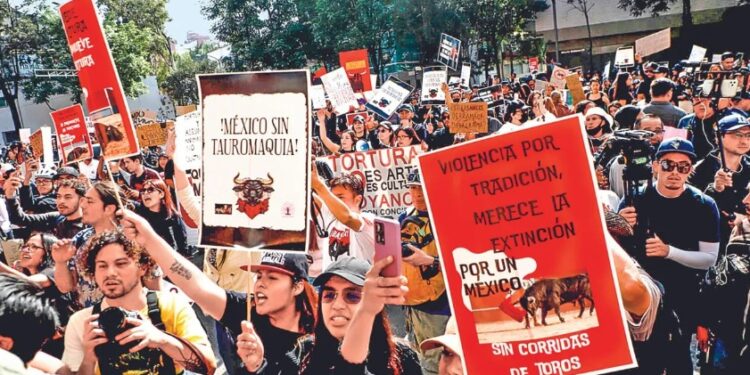 Protestas y enfrentamiento en la reapertura de Plaza México