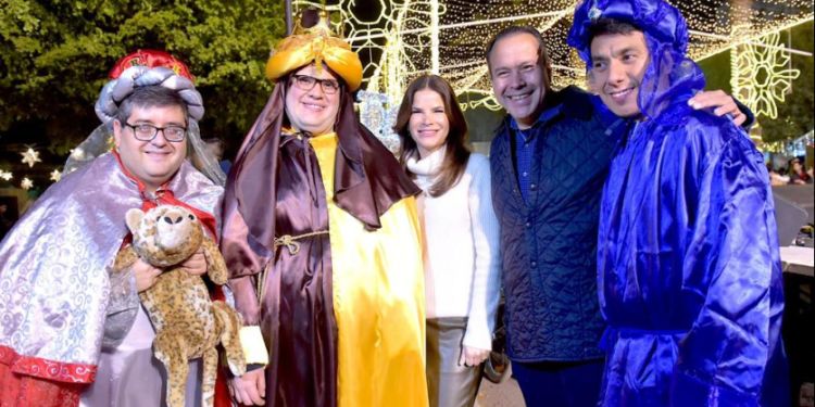 Celebran Toño Astiazarán y ciudadanía con la Rosca de Reyes más grande de Hermosillo