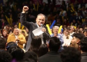Entrega Alfonso Durazo más de cuatro mil becas a estudiantes universitarios