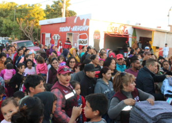 En apoyo a familias vulnerables, alcalde Jesús Flores entrega cobijas y colchonetas