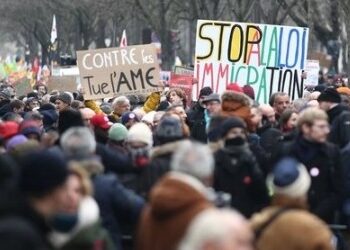 Miles marchan en Francia contra ley migratoria de la extrema derecha