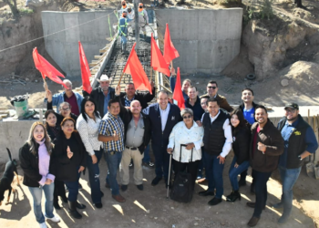 Supervisa Toño Astiazarán avances en puente peatonal de la colonia La Antorcha