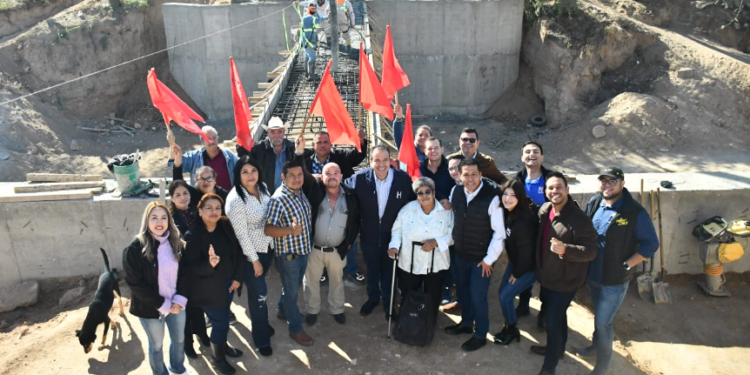Supervisa Toño Astiazarán avances en puente peatonal de la colonia La Antorcha