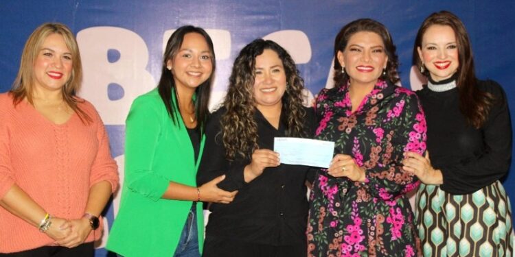 Reciben estímulo económico “beca-terapia” madres huatabampenses de niños especiales