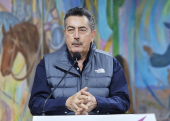 Llama alcalde a evitar la contaminación por quema de llantas
