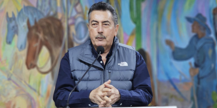 Llama alcalde a evitar la contaminación por quema de llantas