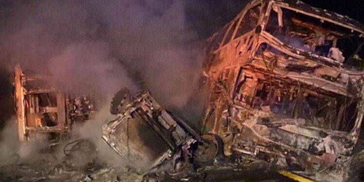 Suman 22 muertos tras accidente en carretera de Sinaloa