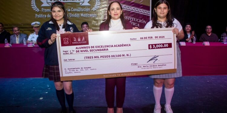 El Ayuntamiento de Guaymas reconoce a estudiantes de excelencia académica de nivel secundaria