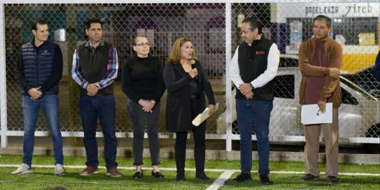 Entrega Toño Astiazarán rehabilitación de parque en Costa del Sol