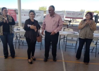 Secretario del Ayuntamiento de Navojoa atestigua entrega de 300 tarjetas de los programas del bienestar