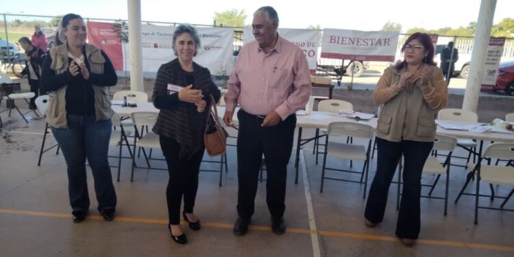 Secretario del Ayuntamiento de Navojoa atestigua entrega de 300 tarjetas de los programas del bienestar