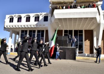 Vuelve a vivir Navojoa la fiesta del desfile a la bandera