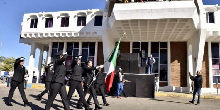 Vuelve a vivir Navojoa la fiesta del desfile a la bandera
