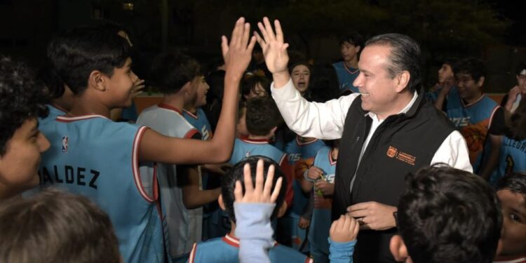 Constata Toño Astiazarán rehabilitación de parque Las Lomas
