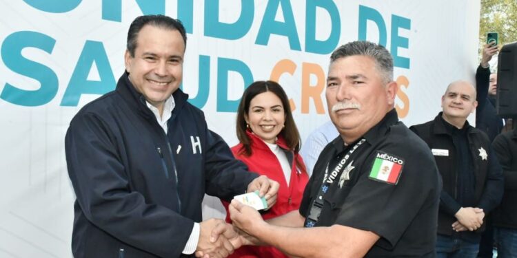 Inaugura Toño Astiazarán clínica para policías y bomberos y sus hijos en Miguel Alemán