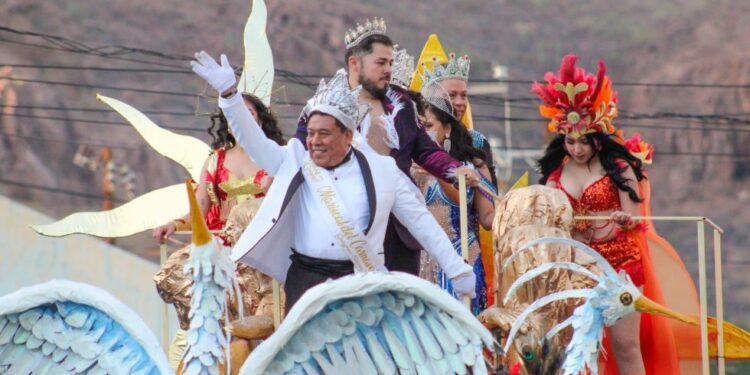 Un éxito primer desfile de comparsas y carros alegóricos del Carnaval Guaymas 2024 «La magia de Sonora».