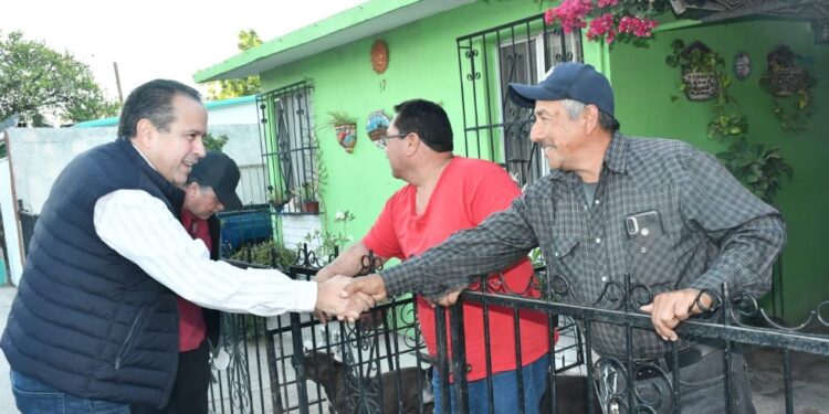 Escucha Toño Astiazarán necesidades de la colonia Fovissste