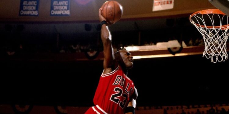 Conjunto de tenis que usó Michael Jordan se vende en 8 millones de dólares