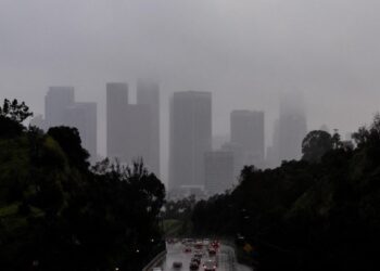 Tormenta en California dejan un muerto y centenares de miles de usuarios sin luz