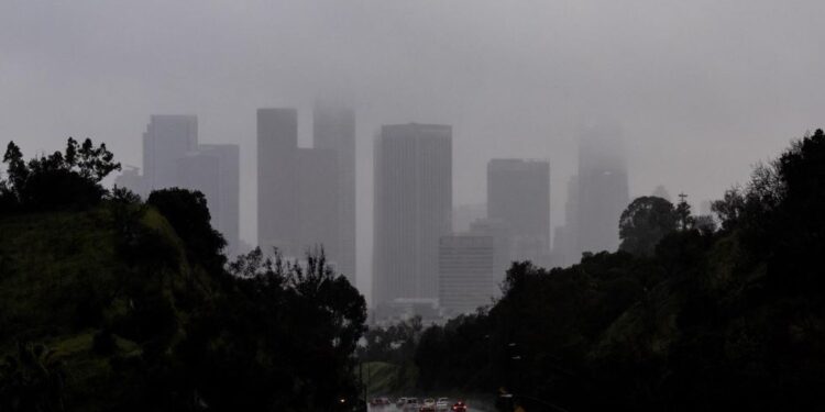Tormenta en California dejan un muerto y centenares de miles de usuarios sin luz