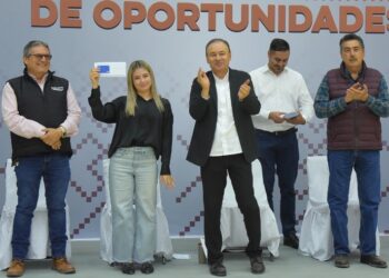 Participa Lamarque Cano En Entrega De Becas A Estudiantes Universitarios