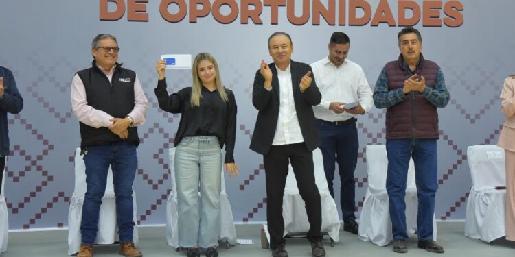 Participa Lamarque Cano En Entrega De Becas A Estudiantes Universitarios