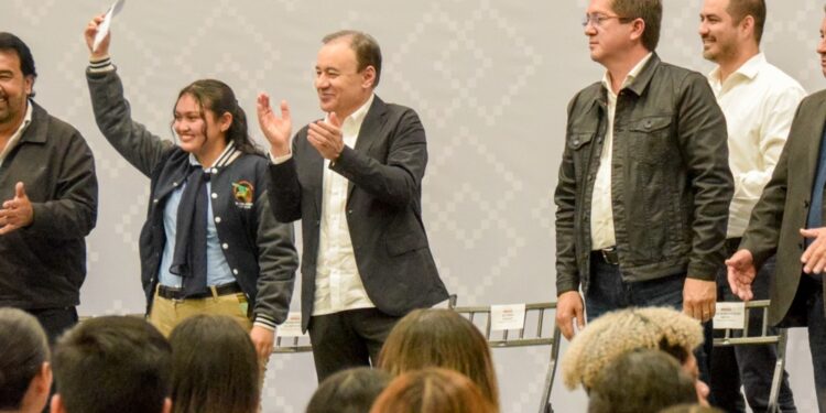 Con Entusiasmo Reciben Universitarios Becas De “Sonora De Oportunidades”