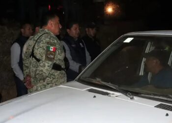 Incendio forestal obliga al desalojo de casas en semidesierto de Querétaro