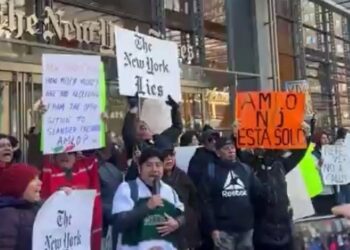 Migrantes mexicanos se manifiestan ante el NYT para respaldar a AMLO