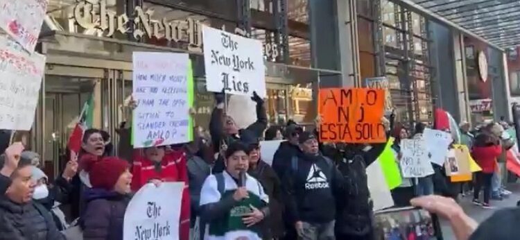 Migrantes mexicanos se manifiestan ante el NYT para respaldar a AMLO