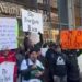 Migrantes mexicanos se manifiestan ante el NYT para respaldar a AMLO