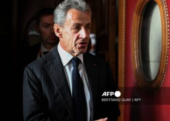 Condenan a prisión al expresidente Nicolas Sarkozy por financiamiento ilegal