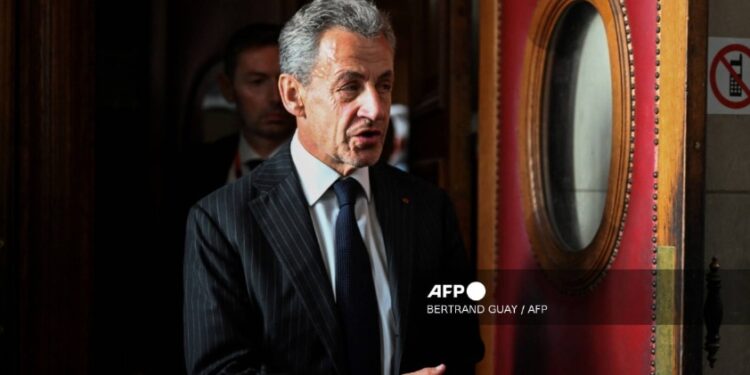 Condenan a prisión al expresidente Nicolas Sarkozy por financiamiento ilegal