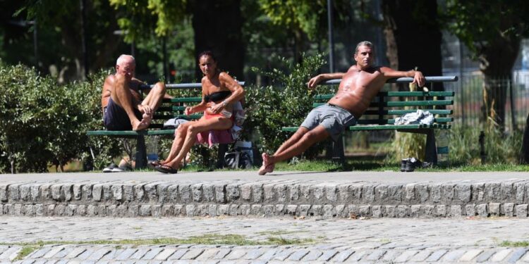 Argentina atraviesa una ola de calor extremo con más de 40 grados